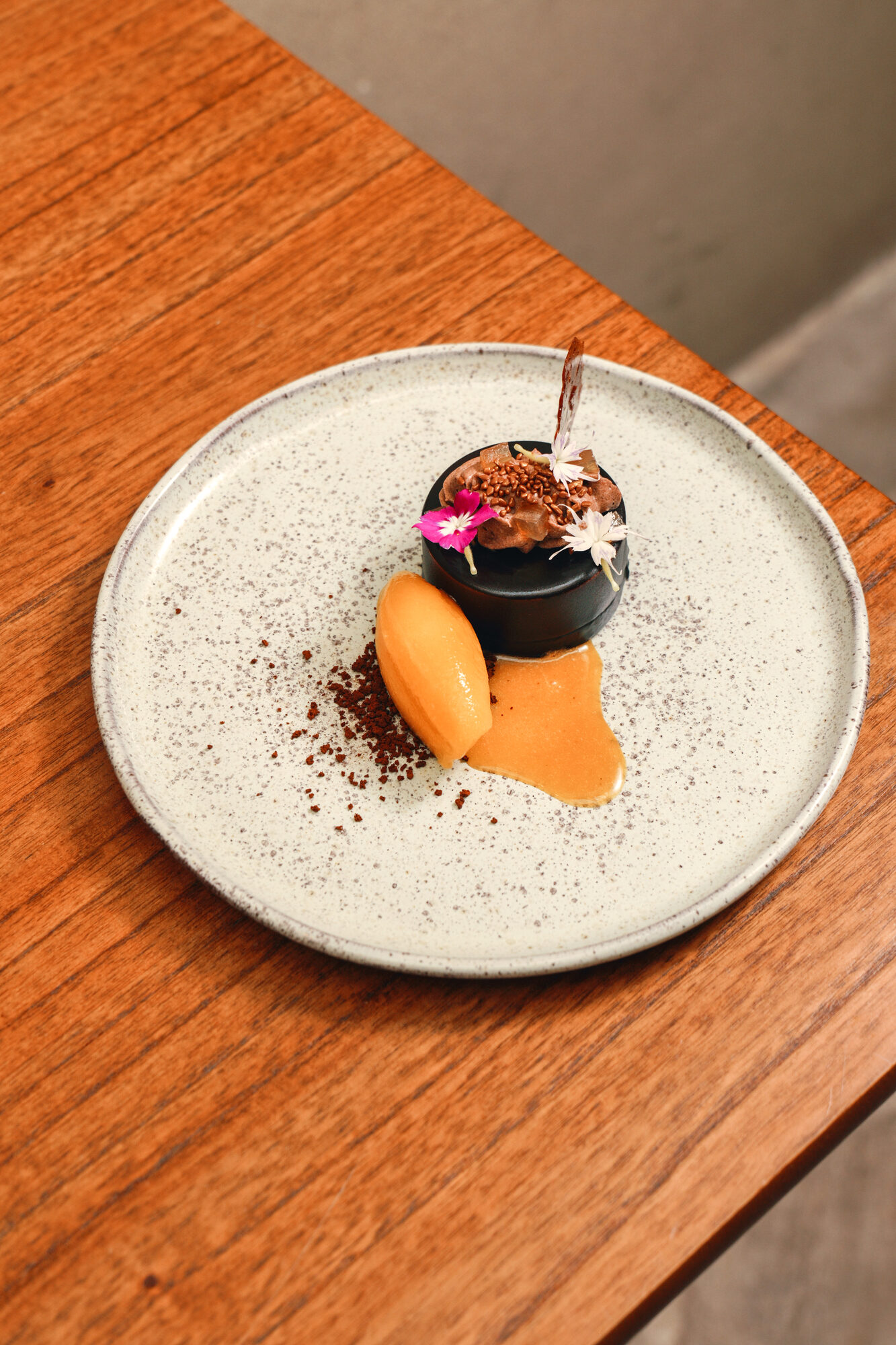 Sobremesa de chocolate meio amargo com sorbet de manga e gengibre
