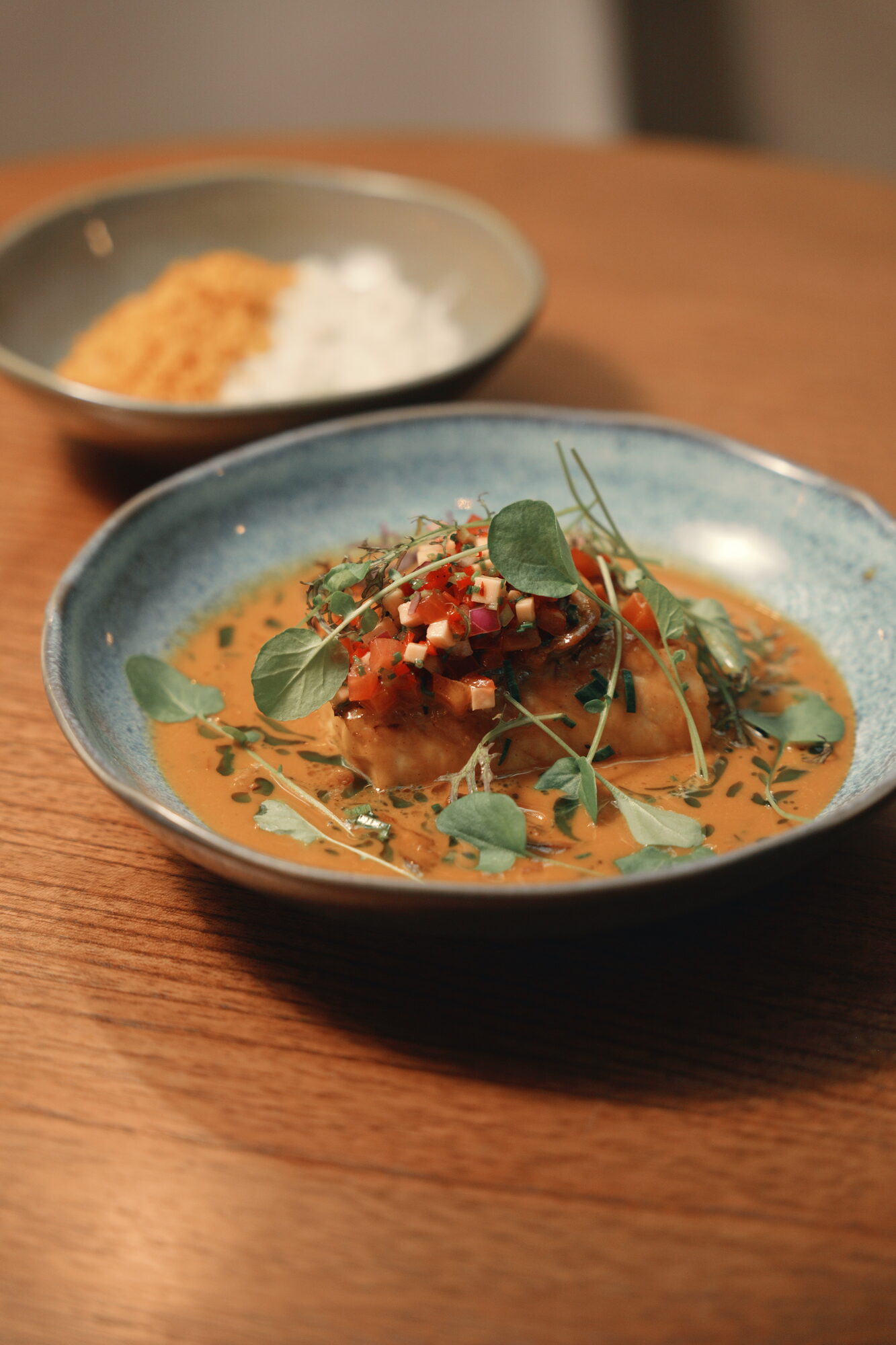 Peixe do dia grelhado ao molho de moqueca e açafrão espanhol