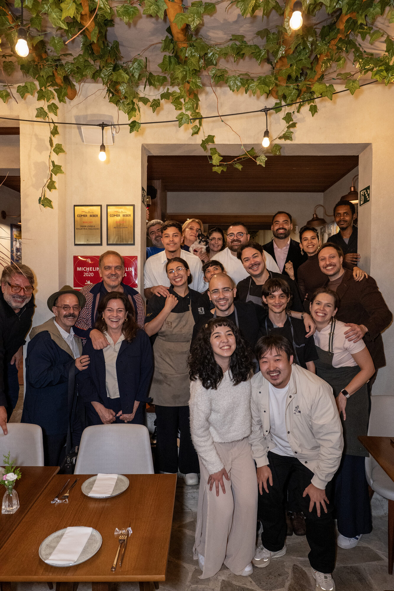 Equipe do ae! cozinha reunida no salão do restaurante